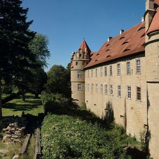 Südflügel von Schloss Frankenberg mit Teil des Schlossgartens - Schloss Frankenberg bei Weigenheim in der ErlebnisRegion Steigerwald