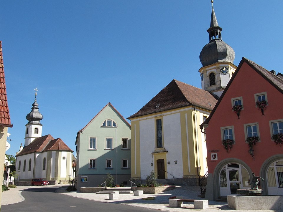 Rathaus und beide Kirchen in Rödelsee - Rödelsee in der ErlebnisRegion Steigerwald