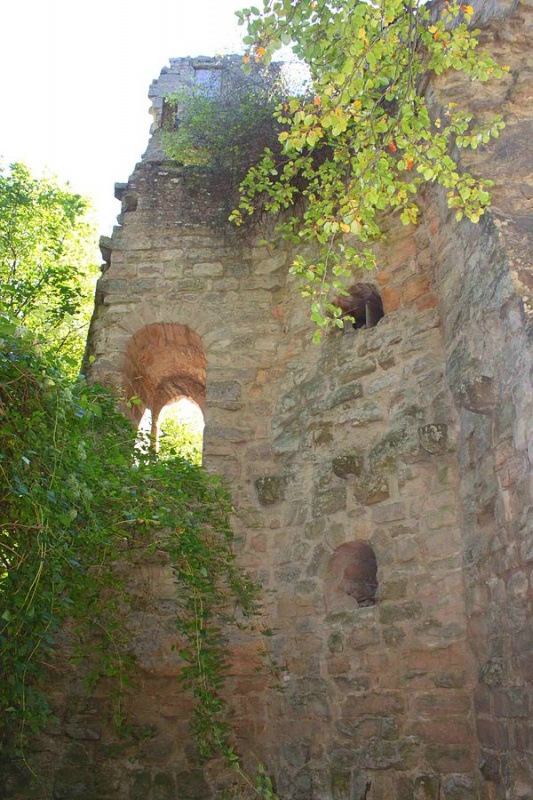 Bergfriedrest der Burg Stollburg - Burgruine Stollburg bei Oberschwarzach in der ErlebnisRegion Steigerwald