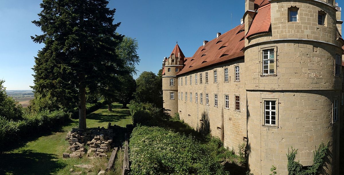 Südflügel von Schloss Frankenberg mit Teil des Schlossgartens - Schloss Frankenberg bei Weigenheim in der ErlebnisRegion Steigerwald
