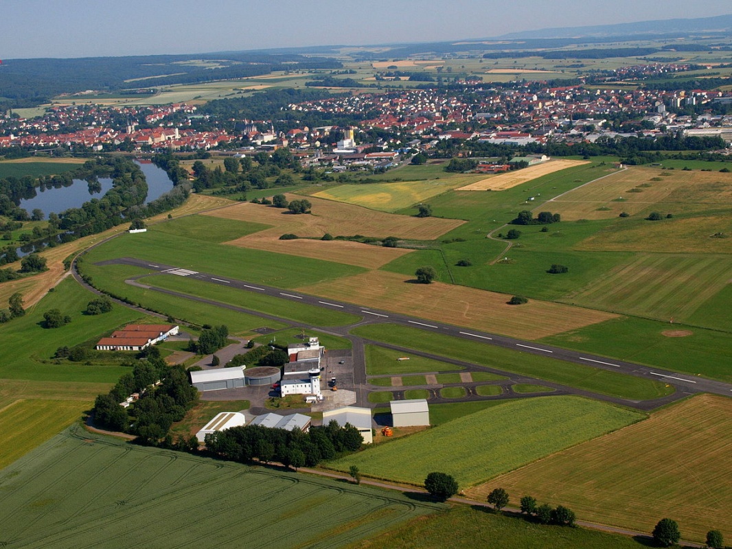 Luftaufnahme des Flugplatzes Haßfurt-Schweinfurt  - Verkehrslandeplatz Haßfurt-Schweinfurt in der ErlebnisRegion Steigerwald