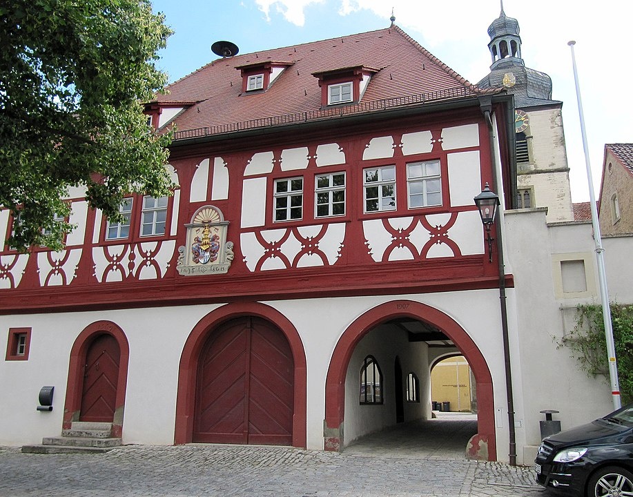 Rathaus mit Zugang zur Kirchenburg - Markt Einersheim in der ErlebnisRegion Steigerwald