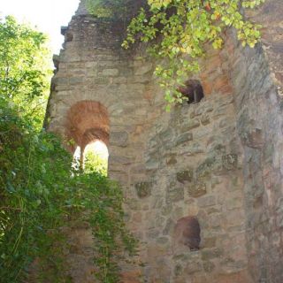 Bergfriedrest der Burg Stollburg - Burgruine Stollburg bei Oberschwarzach in der ErlebnisRegion Steigerwald